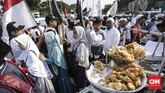 Pedagang menjajakan makanan di Reuni Aksi 212 yang digelar di kawasan Monas, Jakarta Pusat. (CNN Indonesia/Hesti Rika)