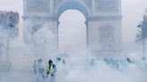 Menurut polisi, di Paris mereka menangkap sekitar 300 orang, sementara 110 orang terluka termasuk 20 anggota pasukan keamanan. (Reuters/Stephane Mahe)