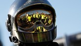 Pemrotes yang dijuluki rompi kuning memenuhi jalan-jalan di seluruh Prancis selama dua pekan terakhir. (Reuters/Eric Gaillard)