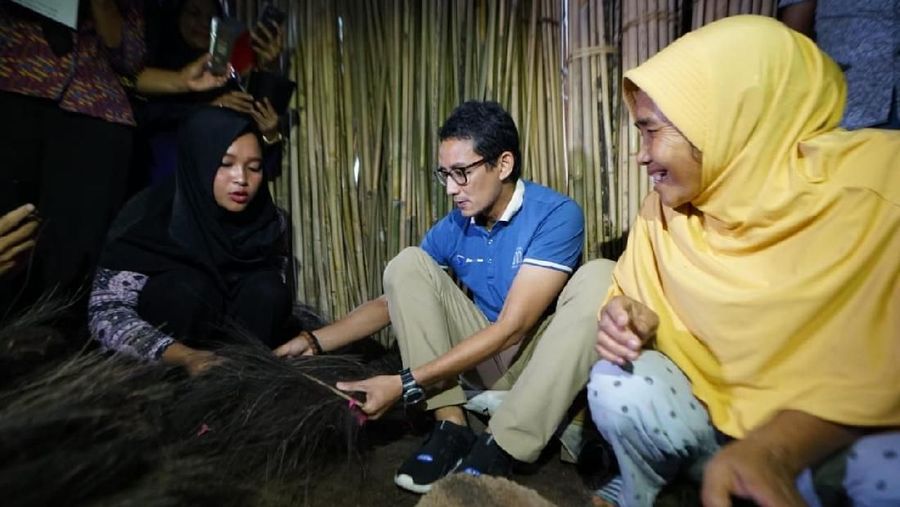 Sandiaga Uno membuat sapu ijuk