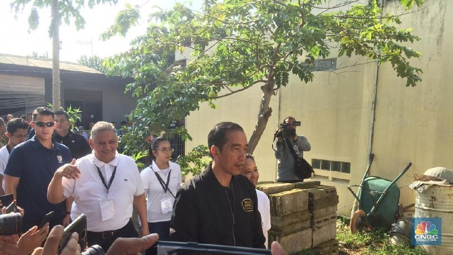 Jokowi mengatakan pemerintah akan turun tangan supaya nominal pinjaman dari PNM Mekaar dapat lebih besar.