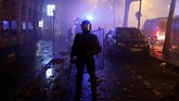 Protes ini disebut membahayakan posisi Macron yang bahkan sebelum kerusuhan sudah mengalami penurunan popularitas sebanyak 20 persen. (Reuters/Stephane Mahe)