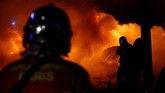 Protes dimulai tiba-tiba pada 17 November lalu, dan menyebar dengan cepat lewat media sosial. Pemrotes memblokir jalanan, akses ke pusat perbelanjaan, pabrik, hingga depot bahan bakar. (Reuters/Stephane Mahe)