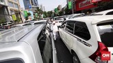 Imbas acara Reuni Aksi 212 membuat macet di sejumlah titik, salah satunya di Jalan Agus Salim, Jakarta Pusat. Kendaraan roda empat dan roda dua tak bisa bergerak sehingga para pengendara memarkir kendaraannya di jalanan. (CNN Indonesia/Hesti Rika)