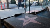 Jejak Hefner di Walk of Fame Star yang sebelumnya dipajang di mansion pribadi pria kelahiran 1926 ini juga ikut dilelang. (Photo by Robyn Beck / AFP)