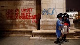 Demonstrasi menentang kenaikan pajak solar sejak 17 November di Prancis ternyata terus membesar hingga memicu kerusuhan di Ibu Kota Paris. (REUTERS/Stephane Mahe)