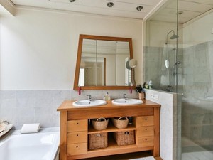 Kenapa Area Shower di Kamar Hotel Pakai Sekat Kaca? Ini 4 Alasannya