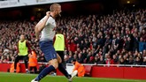 Namun Tottenham Hotspur sukses menyamakan kedudukan menjadi 1-1 lewat sundulan Eric Dier di menit ke-30. Perayaan gol Dier di depan pendukung Arsenal sempat memancing keributan. (Reuters/Matthew Childs)