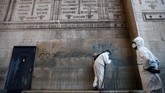 Pengunjuk rasa Rompi Kuning menyatakan akan terus mendesak Presiden Macron sampai membuat kebijakan ekonomi yang pro rakyat. (REUTERS/Stephane Mahe)