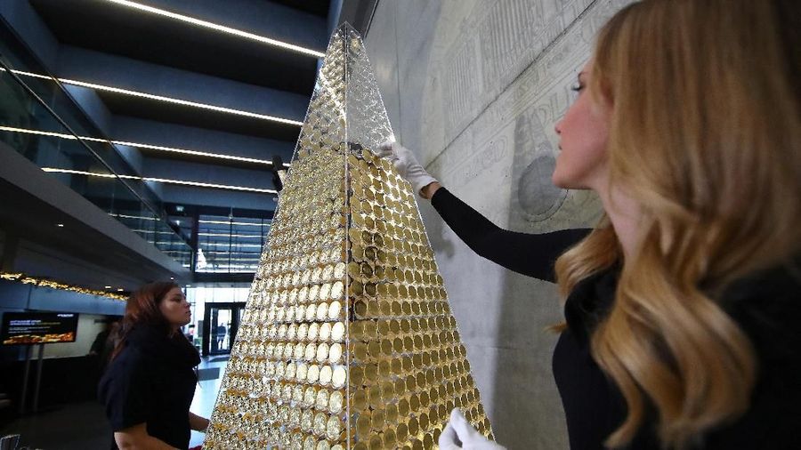 Pohon Natal Ini dibuat dari 2018 kepingan emas dengan harga senilai Rp 37 miliar
