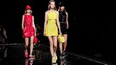Uniknya, koleksi kali ini Donatella Versace seolah flashback dengan koleksi-koleksi lamanya, dari tahun 1994-2000-an. (REUTERS/Allison Joyce)