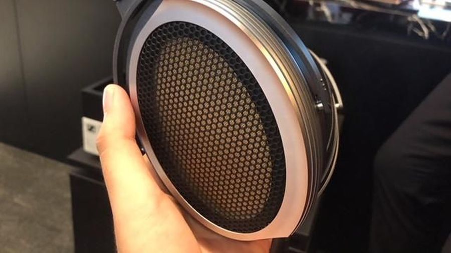 Headset atau headphone Sennheiser ini dijual seharga Rp 893 juta 