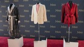 Sederet mantel, jubah dan jas yang kerap dipakai Hefner saat bersama gadis-gadis Playboy, dipajang di Julien's Auctions. (Photo by Robyn Beck / AFP)