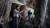 Pekerja menyelesaikan proses pengecatan helm kustom di Solo, Jawa Tengah. (ANTARA FOTO/Mohammad Ayudha)