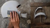 Pengampelasan salah satu jenis pekerjaan untuk membuat helm kustom di Solo, Jawa Tengah. (ANTARA FOTO/Mohammad Ayudha)