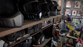 Pekerja menyelesaikan proses jahit helm kustom di Solo, Jawa Tengah. (ANTARA FOTO/Mohammad Ayudha)
