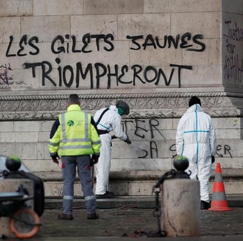 Coretan Monumen Bersejarah Paris Pascademo 