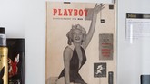 Kopian edisi perdana majalah Playboy yang memiliki nilai histori penting, memuat aktris dan pesohor Marilyn Monroe tersimpan dalam kondisi baik. (Photo by Robyn Beck / AFP)