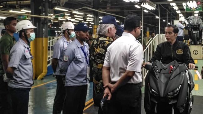 Naik Xmax, Jokowi Rayakan 1,5 Juta Ekspor Motor Yamaha