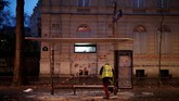 Karena dianggap pemerintah tidak mendengar tuntutan mereka, massa 'Rompi Kuning' mengamuk di Ibu Kota Paris. (REUTERS/Benoit Tessier)