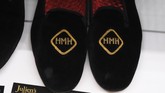 Sandal kamar mewah Hefner, berwarna hitam dengan bordiran emas HMH yang merupakan kependekan dari Hugh Marston Hefner dan berlapis satin merah di bagian dalam. (Photo by Robyn Beck / AFP)