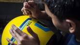 Untuk harganya dijual bervariasi, mulai dari Rp600 ribu hingga Rp2 juta tergantung model dan motif. (ANTARA FOTO/Mohammad Ayudha)