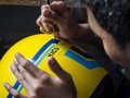 Pria India Bikin Helm Pakai AC, Kepala Dingin Saat Macet