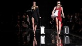 Donatella menghadirkan kembali siluet, motif, aksesori, sampai warna gaun yang populer dari koleksinya. (REUTERS/Allison Joyce)