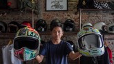 Pemilik usaha, Oki Wardana menunjukkan helm kustom di Solo, Jawa Tengah. (ANTARA FOTO/Mohammad Ayudha)