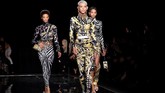 Blazer dengan motif paisley, blouse sutera dengan pola patchwork, sampai rok glossy dengan belahan di sisinya. (REUTERS/Allison Joyce)