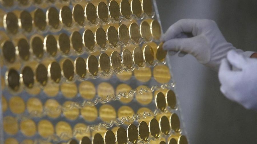 Employees of the ProAurum gold house decorate, what they say is Europe's most expensive Christmas tree, made of 2.018 Vienna philharmonic gold coins, valued at 2.3 million euros in Munich, Germany December 3, 2018. REUTERS/Michael Dalder