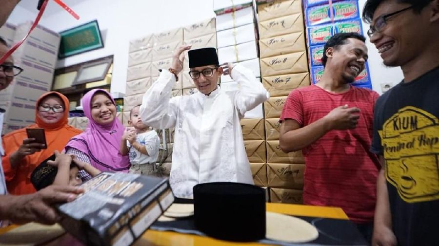 Pengrajin peci juga merasakan ada penurunan permintaan.