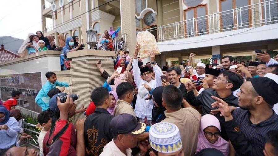 Sandi mengaku kagum atas tumbuhnya usaha mikro, kecil dan menengah (UMKM) di sekitar mesjid.