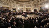 Setelah itu, jasad Bush akan dibawa ke katedral di Washington untuk kebaktian duka yang bakal dihadiri Trump dan istrinya, Melania, juga sejumlah pemimpin negara lain. (Reuters/Jonathan Ernst/Pool)