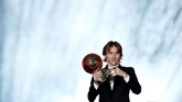 Luka Modric melanjutkan kejayaan dalam penghargaan individu setelah meraih Ballon d'Or 2018 mengalahkan Cristiano Ronaldo dan Antoine Griezmann yang menempati peringkat kedua dan ketiga. (REUTERS/Benoit Tessier)