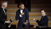 Penyerang Paris Saint-Gemain Kylian Mbappe dan DJ asal Prancis Martin Solveig menikmati irama musik DJ sebelum menyabet penghargaan Kopa Trophy atau penghargaan pemain muda terbaik. (REUTERS/Benoit Tessier)