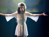Suara Emas Lana Del Ray, Mengubah Utang Jadi Gunungan Uang