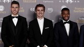 Bintang Atletico Madrid Antoine Griezmann (kanan) ikut hadir bersama pesepakbola lainnya Thomas Lemar and Lucas Hernandez. Griezmann sempat berencana tak hadir karena kecewa tak meraih Ballon d'Or. (REUTERS/Benoit Tessier)