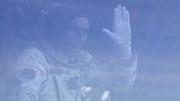 Saint-Jacques melambaikan tangan jelang pesawat Soyuz MS-11. (Maxim Shipenkov/Pool via REUTERS)