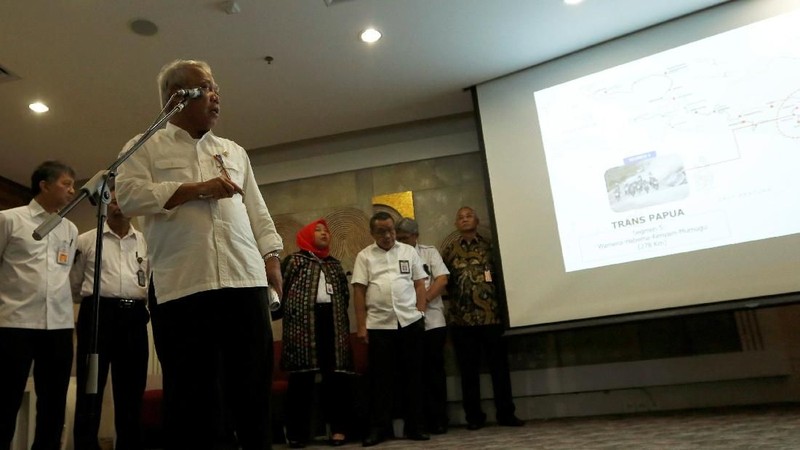 Proyek jalan Trans Papua dari Mamugu hingga Wamena dihentikan sementara menyusul dibunuhnya pekerja oleh kelompok bersenjata.