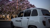 Renault 4L milik kepolisian Madagascar yang masih dalam kondisi baik terparkir di kota Antananarivo. (Photo by MARCO LONGARI / AFP)