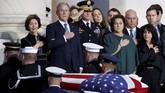 Jenazah yang dibawa menggunakan peti berlapis bendera AS itu tiba di ruang Rotunda pada Senin sore. Para anggota kabinet Bush menyambut dengan meletakkan tangan di dada, tanda hormat pada sang presiden ke-41 itu. (Alex Brandon/Pool via Reuters)