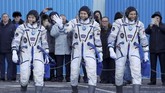 Anggota tim Stasiun Luar Angkasa Internasional (ISS) David Saint-Jacques, Oleg Kononenko dan Anne McClainberjalan setelah mengenakan pakaian luar angkasa sesaat sebelum peluncuran. (Dmitri Lovetsky/REUTERS)