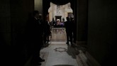 Jasad Bush lantas akan dibawa menggunakan kereta untuk dikebumikan di Perpustakaan Kepresidenan George Bush di College Station, Texas. (Reuters/Eric Thayer)