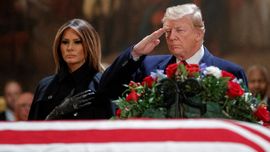 Trump Beri Penghormatan Terakhir untuk George HW Bush