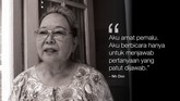 Dini menikahi seorang pria Prancis dan memiliki dua orang anak. Dirinya pun sempat tinggal berpindah-pindah negara demi mengikuti tugas suami, sebelum akhirnya memutuskan berpisah.