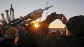 Penonton menyaksikan pesawat Soyuz MS-11 yang berangkat ke Stasiun Ruang Angkasa Internasional (ISS) dari Baikonur Cosmodrome, Kazakhstan. (REUTERS/Shamil Zhumatov)