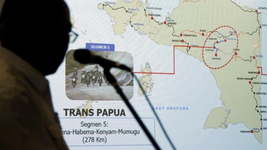 Proyek jalan Trans Papua dari Mamugu hingga Wamena dihentikan sementara menyusul dibunuhnya pekerja oleh kelompok bersenjata.