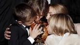 Luka Modric bersama ana-anak dan istrinya merayakan penghargaan Ballon d'Or 2018 yang kali pertama diraih pemain Real Madrid tersebut. (REUTERS/Benoit Tessier)