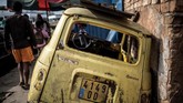 Renault 4L, masih menggunakan pelat nomor Prancis. Konsisinya berkarat di luar bengkel milik Elyse Rakotondrakonona di lingkungan Antamoariya Antananarivo. (Photo by MARCO LONGARI / AFP)